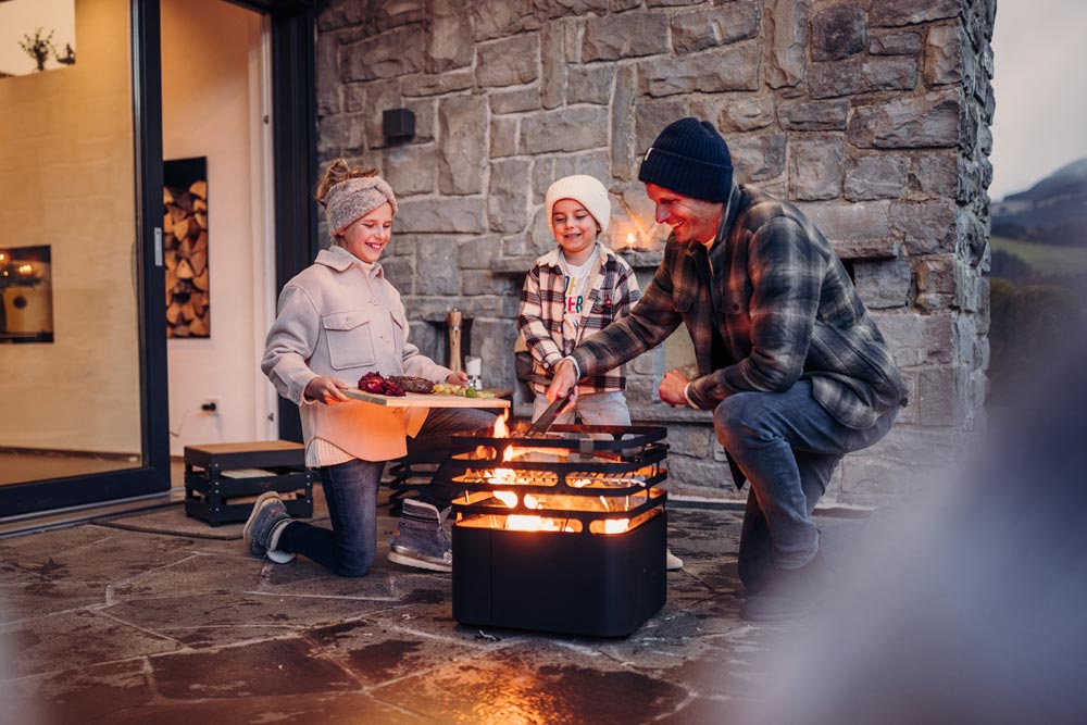 CUBE-schwarz-Feuerkorb-weihnachten-atmo-4-pdp_1920x1920